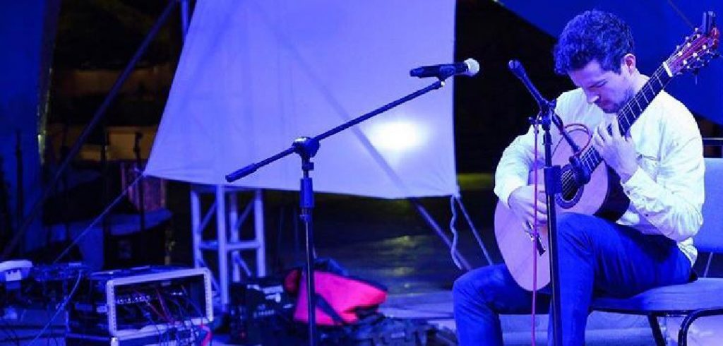 Intérprete en guitarra puentealtino llevó a Europa su talento y pasión por la música
