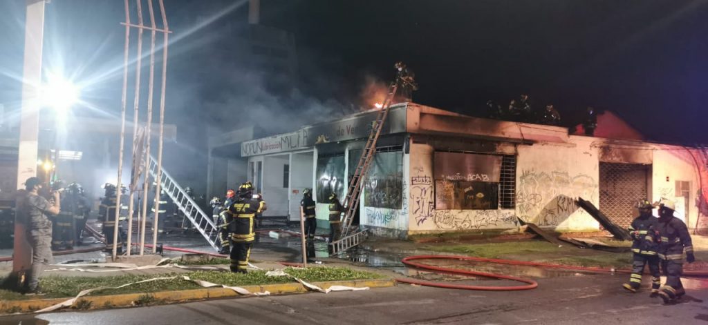 Última hora | Incendio afecta a bencinera de Puente Alto