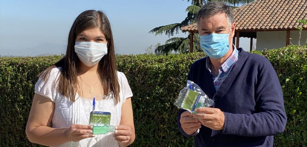 Senador Ossandón y concejal Natalia Pérez reparten en Pirque su iniciativa sanitaria “Pack Plebiscito”