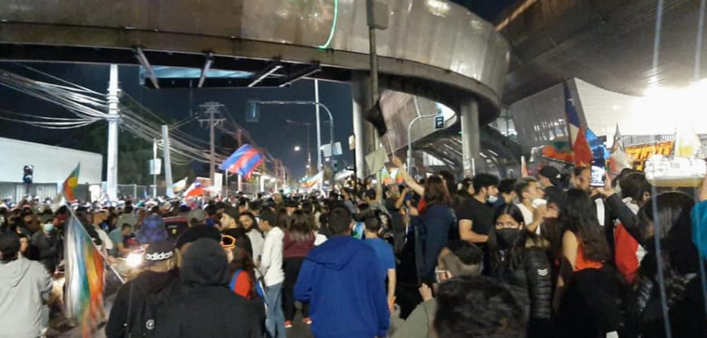 Masiva celebración de puentealtinos tras el triunfo del Apruebo en el Plebiscito
