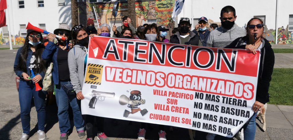Vecinos de villas de Puente Alto se manifestaron contra la delincuencia, basura y polución