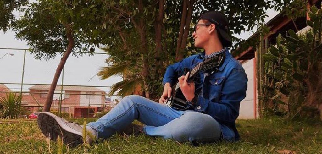 Joven puentealtino emprende con canal de youtube y muestra su gran talento musical