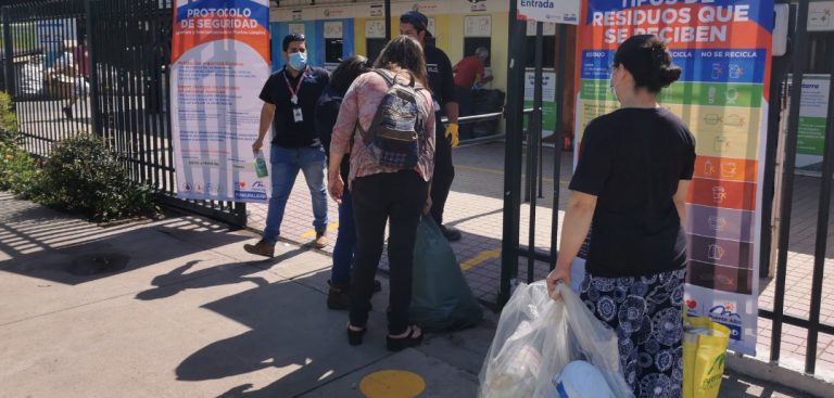¡Muchos los necesitaban! Puentealtinos llegaron a los puntos de reciclaje en su primer día de reapertura