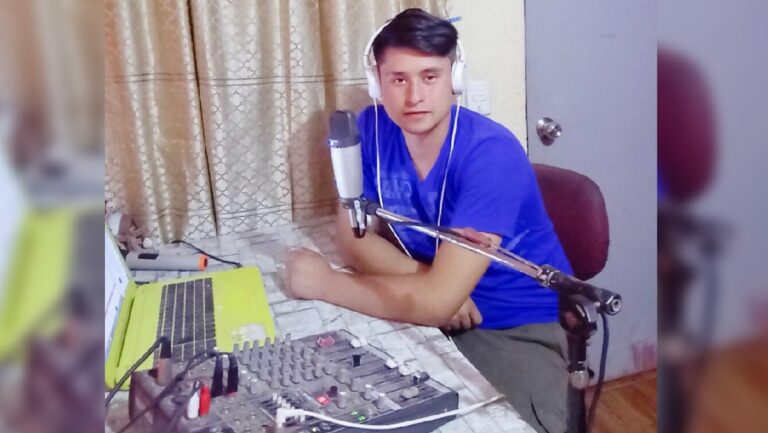 Joven puentealtino da vida a su propia radio con sintonía FM en Bajos de Mena
