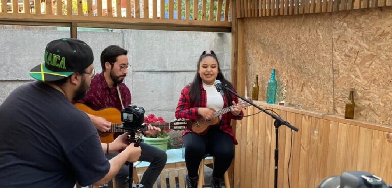 Cantante puentealtina se sobrepone a las adversidades para estrenar su tercer videoclip