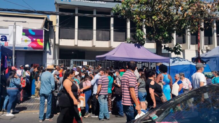 ¡Colapsaron hasta las veredas! Esta mañana Banco Estado volvió a presentar fallas en su atención