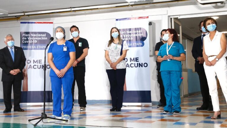 TENS del Hospital Sótero del Río fue la primera que recibió en Chile la vacuna contra el Covid-19