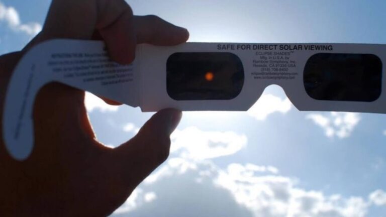 Atención Puentealtinos: Profesor Maza dice la hora y cómo se verá en Santiago el eclipse de Sol