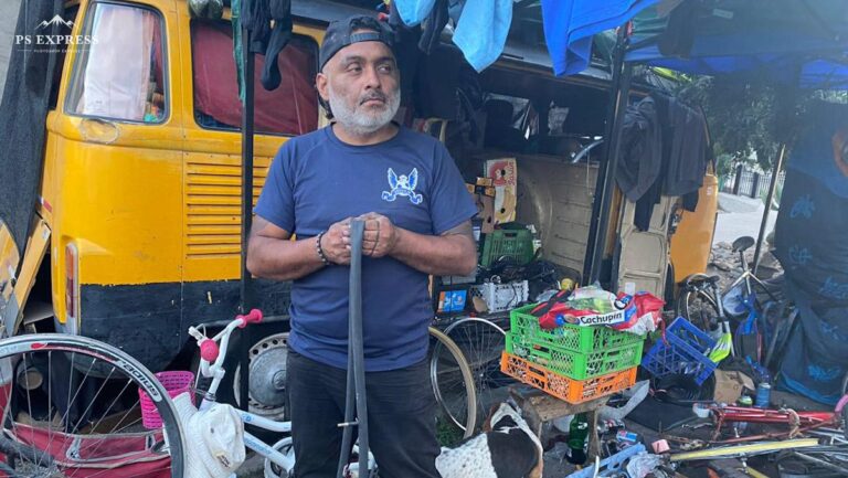 Historia de puentealtino: Bryan repara bicicletas en su casa furgón