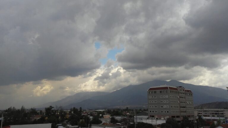 Puente Alto tendrá lluvia de verano y autoridades llaman a alejarse de la cordillera