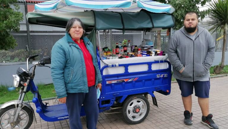 Historia en Puente Alto: Conoce a la vecina Ivonne Bergen y a su kiosko móvil