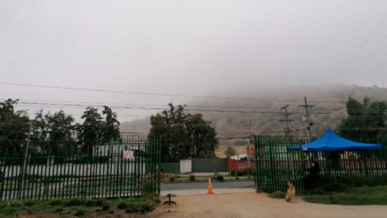 Sin traje de baño ni pantalones cortos: ¿Qué pasó con el verano en Puente Alto? Cerro La Ballena nublado en Puente Alto