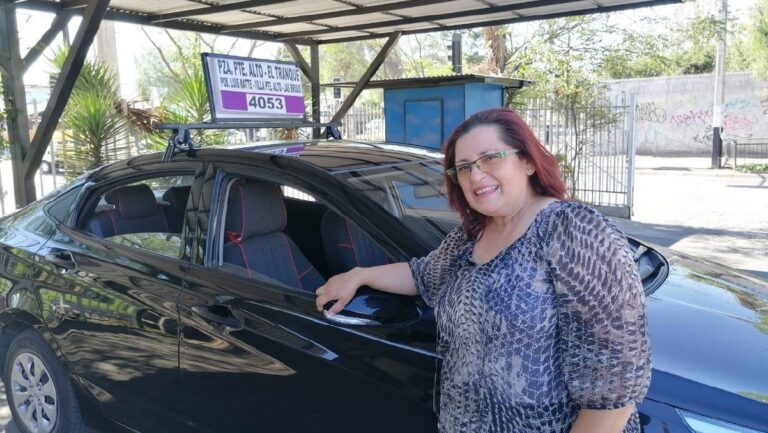 ¡En el colectivo con Genoveva! La puentealtina que ganó su espacio en un mundo dominado por hombres
