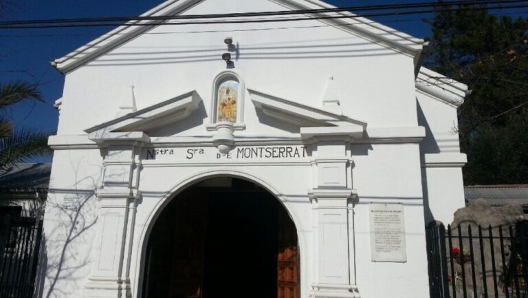 Historia de la emblemática población Jorge Alessandri de Puente Alto Imagen de la Parroquia Nuestra Señora de Montserrat de frente. Fachada de color blanco