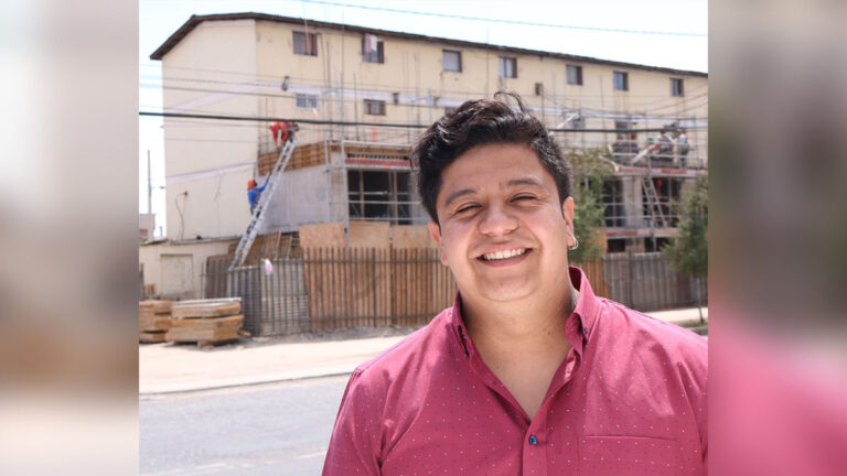 Pavel Ayala: “El Estado subsidiario acabó y no permite seguir avanzando. Debe garantizar derechos sociales y darle más espacio a la ciudadanía” Imagen de Pavel Ayala con un edificio de blocks detrás suyo