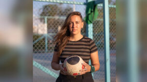 Imagen de Iona Rothfeld con una pelota de fútbol en las manos