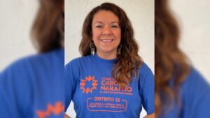 Imagen de Carola Naranjo, de frente, con polera de color azul