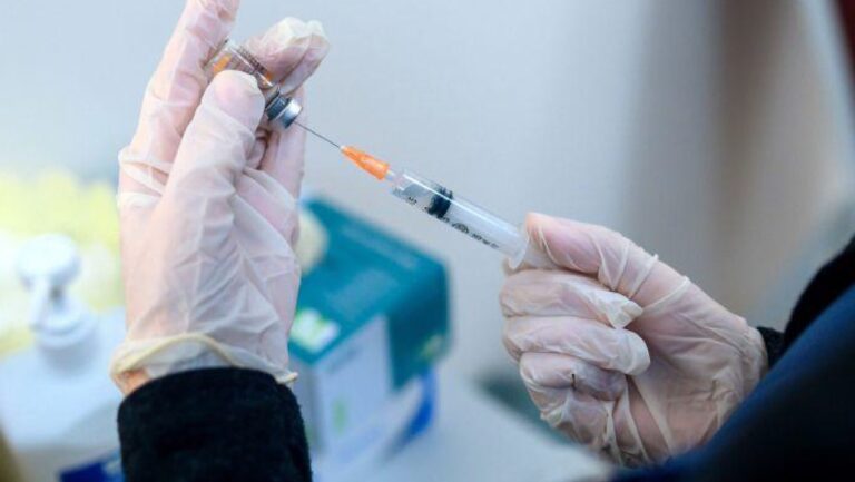 Calendario de vacunación covid-19 e influenza: ¿a quién le toca esta semana?