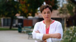 Foto de la candidata Beatriz Sánchez de frente con los brazos cruzados