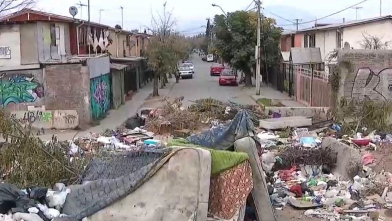 Vecinos de Puente Alto piden solución por existencia de basural cerca de sus casas