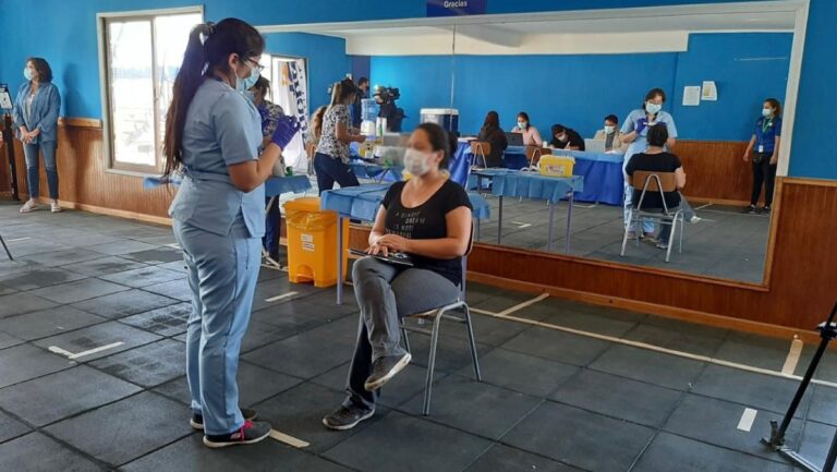 ¿A quién le toca vacunarse contra covid-19 en Puente Alto esta semana?