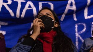 Imagen de Alondra Carrillo hablando a través de un megáfono