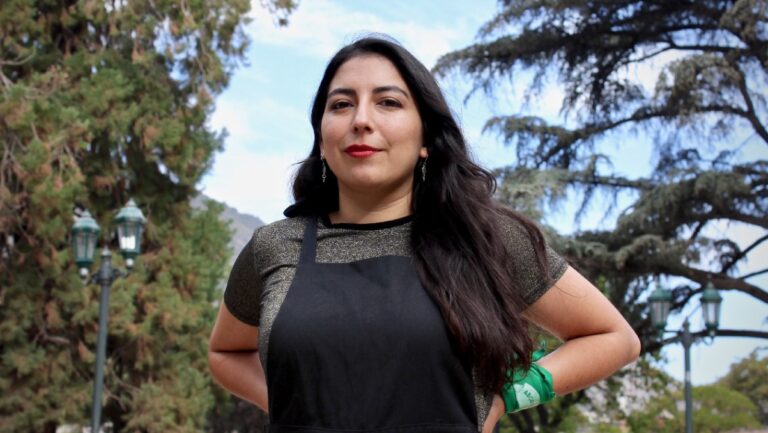 Alondra Carrillo, candidata feminista de los movimientos sociales: “Seremos el pueblo organizado quienes enterremos la constitución de Pinochet”