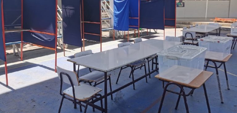 Denuncian urnas abiertas en local de votación de Puente Alto