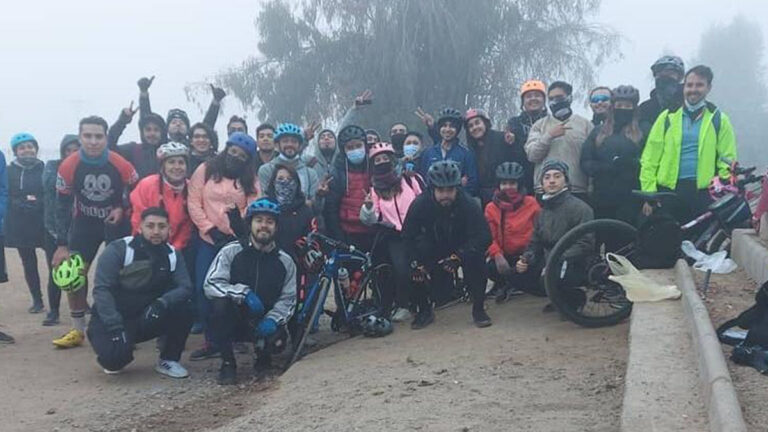¡Los alimentan en ruta! Agrupación ciclista de Puente Alto lleva comida a perritos de la calle