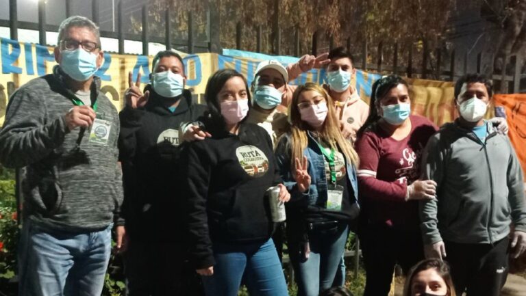 Vecinos de Puente Alto entregan once y mucho cariño a personas en situación de calle