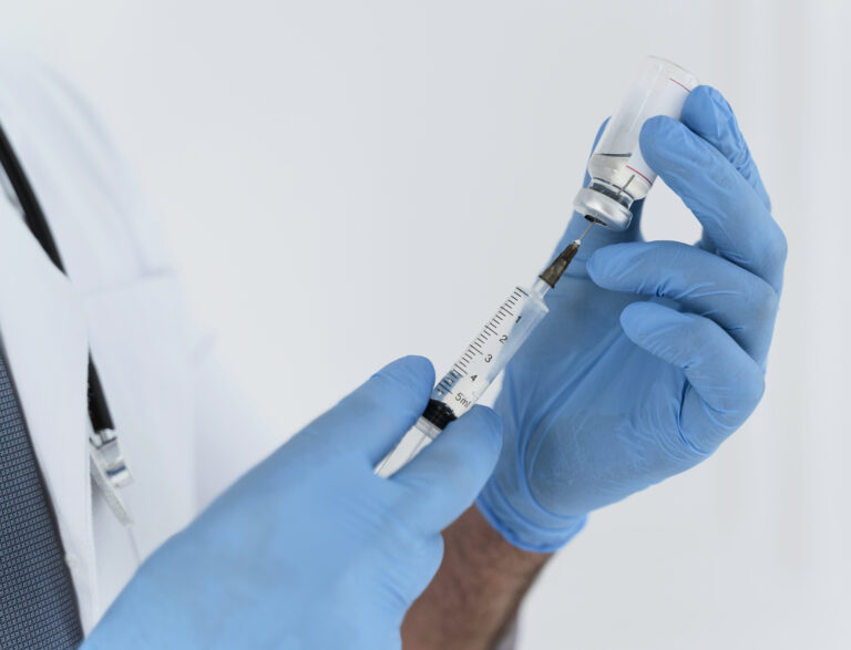 ISP mantiene medida de inocular a hombres mayores de 45 años con AstraZeneca