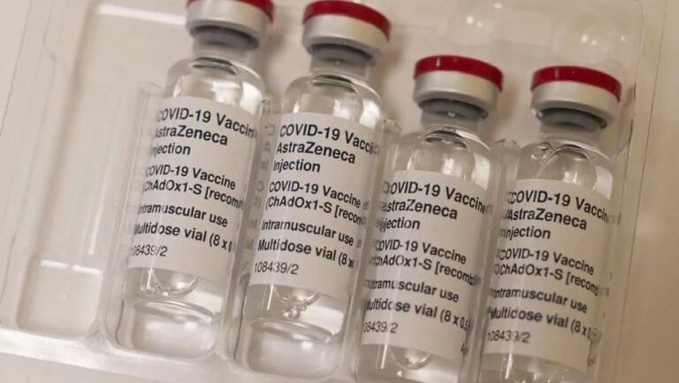 Puentealtinos que recibieron primera dosis de AstraZeneca deberán completar su vacunación con Pfizer