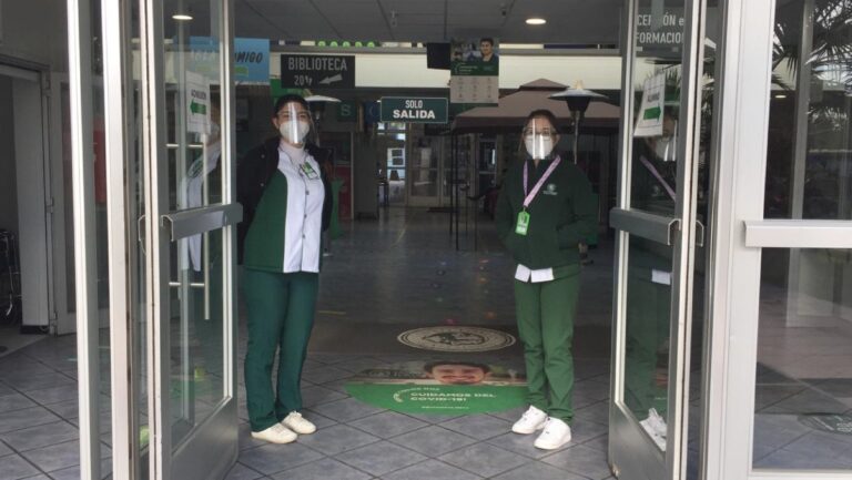 Jóvenes puentealtinos se vacunaron contra covid-19 en Santo Tomás
