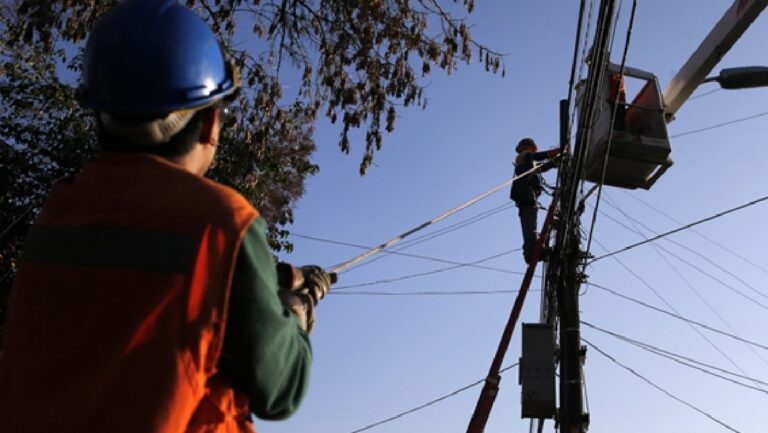 ¿Has observado esta situación? Los peligros de realizar conexiones irregulares en redes eléctricas de Puente Alto