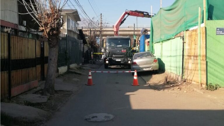 Vecinos de Puente Alto conviven con incómoda construcción en barrio residencial