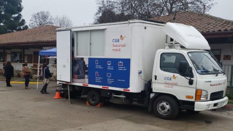 Oficina móvil de CGE ha atendido a más de 21 mil clientes en la región Metropolitana, O’Higgins y Coquimbo desde 2020