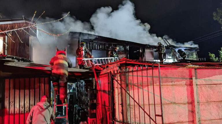 Incendio en población Esperanza afectó a cuatro familias de Puente Alto
