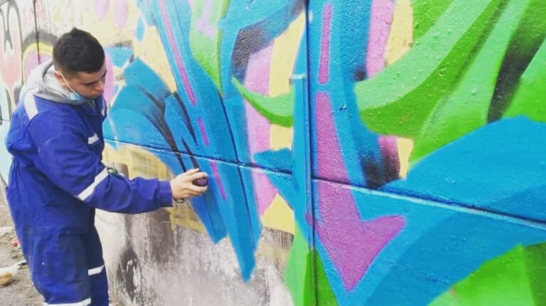 “Rallo Jona”, el artista detrás de coloridos graffitis en Acceso Sur