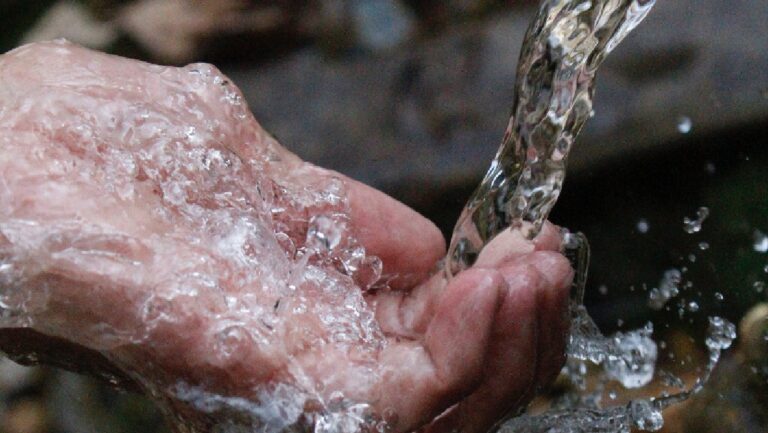 “El Agua de la Vieja”: el milagroso chorrillo de agua que curaba a los enfermos en Puente Alto