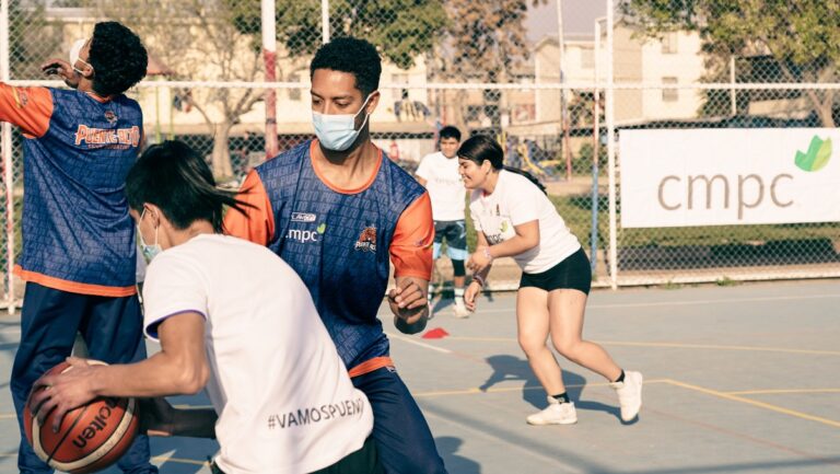Niños y jóvenes de Bajos de Mena participaron en clínica de básquetbol junto a Club Deportivo Municipal Puente Alto
