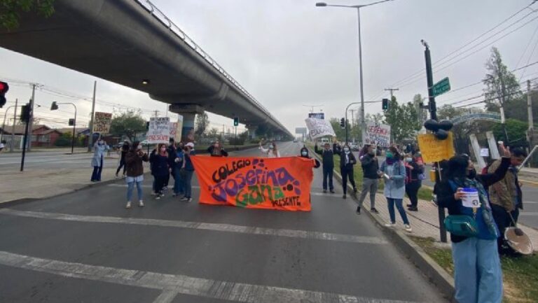 Protesta en Puente Alto: Sindicato de Colegio Josefina Gana lleva tres días en huelga legal