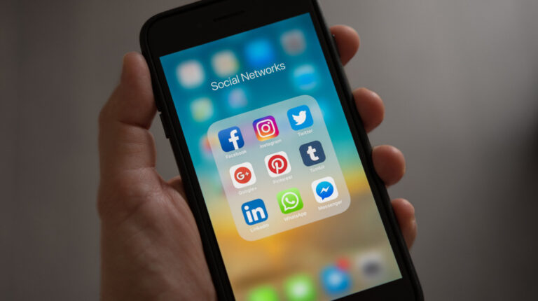 WhatsApp, Facebook e Instagram volvieron a funcionar luego de caída mundial
