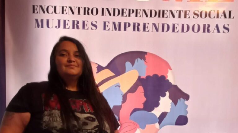 ¡Para comprar y disfrutar! Vecina de Puente Alto organizó feria de emprendimiento con rock en vivo