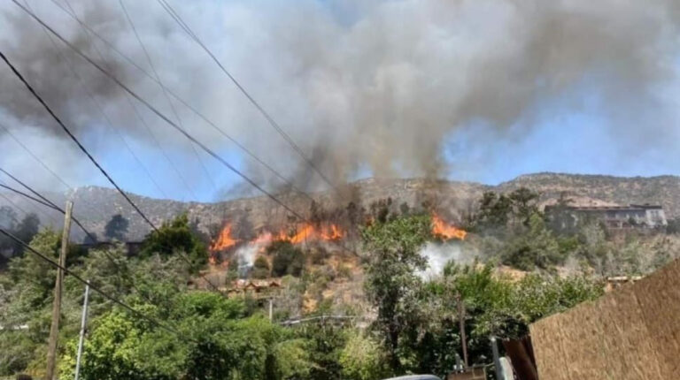 Incendio en San José de Maipo ha consumido viviendas en pleno centro de la comuna