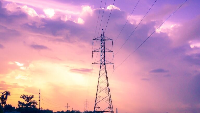 Distribuidoras eléctricas mantendrán suspensión de cortes de suministro para vecinos que no puedan pagar