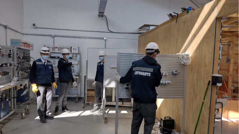 Programa Ilumina de CGE impulsa educación técnica en el país y cierra el año con más de 800 beneficiados