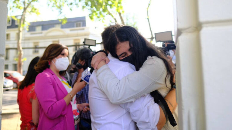 Emotivo encuentro entre Antonia Guerrero y Gabriel Boric: “Ha sido una inspiración para mí y para otras personas”