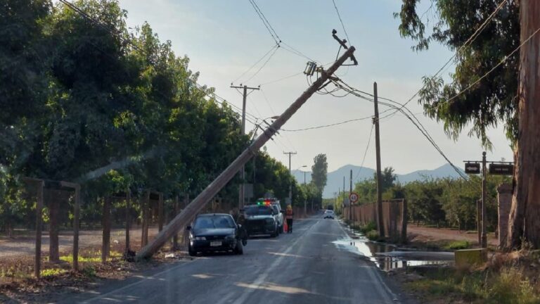 CGE: Casi dos millones de clientes sufrieron interrupciones de suministro eléctrico por postes chocados en 2021