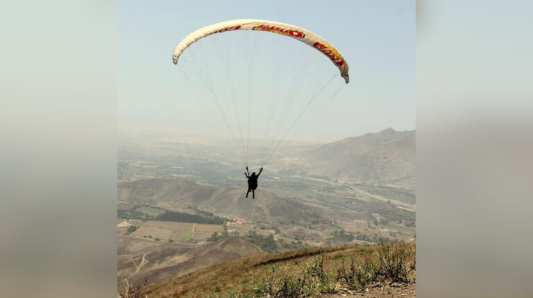 Arriesgada maniobra: hombre no alcanzó a soltarse de un parapente y quedó afirmado con sus manos en pleno vuelo