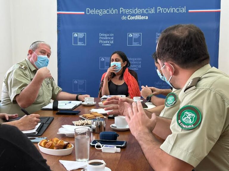 Delegada presidencial Marcela Mella coordina trabajo por temas de seguridad con Carabineros de Prefectura Cordillera
